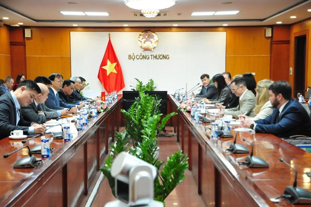 Séance de travail entre le vice-ministre de l’Industrie et du Commerce, Dô Thang Hai, et la délégation du Département de l’Agriculture des États-Unis. Photo : VNA.