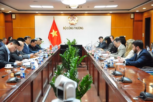 Séance de travail entre le vice-ministre de l’Industrie et du Commerce, Dô Thang Hai, et la délégation du Département de l’Agriculture des États-Unis. Photo : VNA.