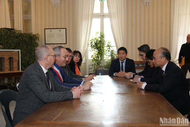 L’ambassadeur du Vietnam en France, Dinh Toàn Thang, et le maire de la ville française de Saintes, Bruno Drapron, discutent des possibilités de coopération bilatérale. Photo : NDEL.