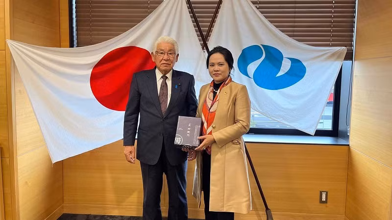 La consule générale du Vietnam à Fukuoka, au Japon, Vu Chi Mai, et le président du conseil de la préfecture de Nagasaki, Nakashima Hiroyoshi. Photo : baoquocte. La consule générale du Vietnam à Fukuoka, au Japon, Vu Chi Mai, et le président du conseil de la préfecture de Nagasaki, Nakashima Hiroyoshi. Photo : baoquocte.