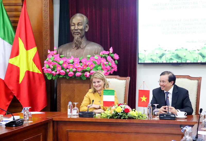 Le vice-ministre de la Culture, des Sports et du Tourisme, Ta Quang Dông, et la vice-ministre italienne des Affaires étrangères et de la Coopération internationale, Maria Tripodi. Photo : thoidai.com.vn