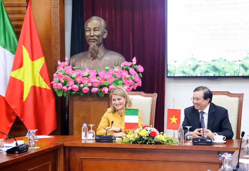 Le vice-ministre de la Culture, des Sports et du Tourisme, Ta Quang Dông, et la vice-ministre italienne des Affaires étrangères et de la Coopération internationale, Maria Tripodi. Photo : thoidai.com.vn