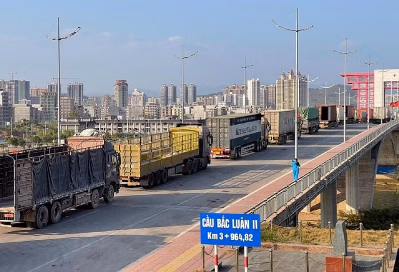 Le dédouanement des marchandises aux frontières revient à la normale, contribuant à augmenter le chiffre d’affaires des échanges bilatéraux. Photo : Congthuong.