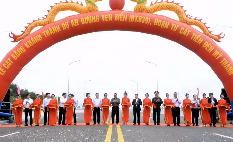 Le Premier ministre Pham Minh Chinh à la cérémonie d’inauguration du tronçon Cat Tiên - My Thanh de la route côtière dans la province de Binh Dinh. Photo : VNA.