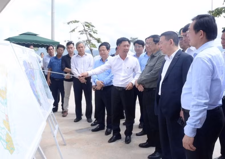 Le Premier ministre Pham Minh Chinh visite le projet de construction de la zone industrielle - urbaine et tertiaire Becamex VSIP Binh Dinh. Photo : VNA.