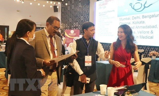 Des délégués indiens découvrent des produits touristiques de provinces du Centre méridional du Vietnam. Photo : VNA.