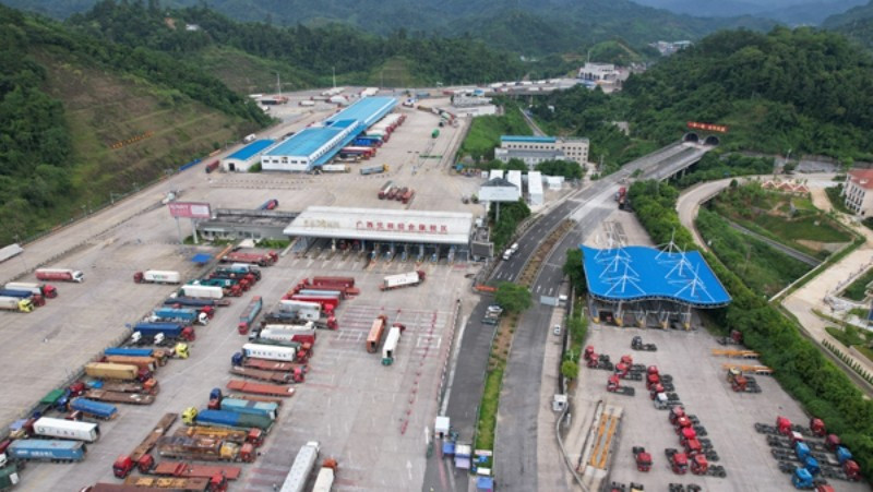 Dédouanement des marchandises entre la Chine et le Vietnam au poste-frontière de Youyi Guan dans la Région autonome Zhuang du Guangxi. Photo : People.com.cn
