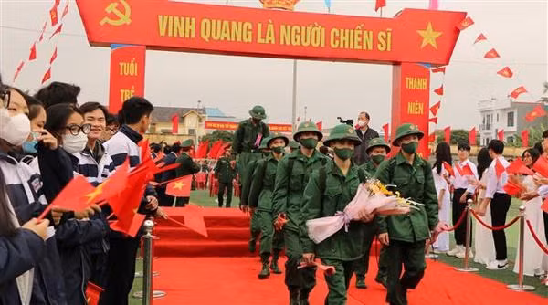 Service militaire pour des jeunes de Hai Phong. Photo : VNA.