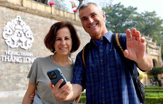 Des touristes étrangers à la Cité impériale de Thang Long-Hanoï. Photo : VNA.