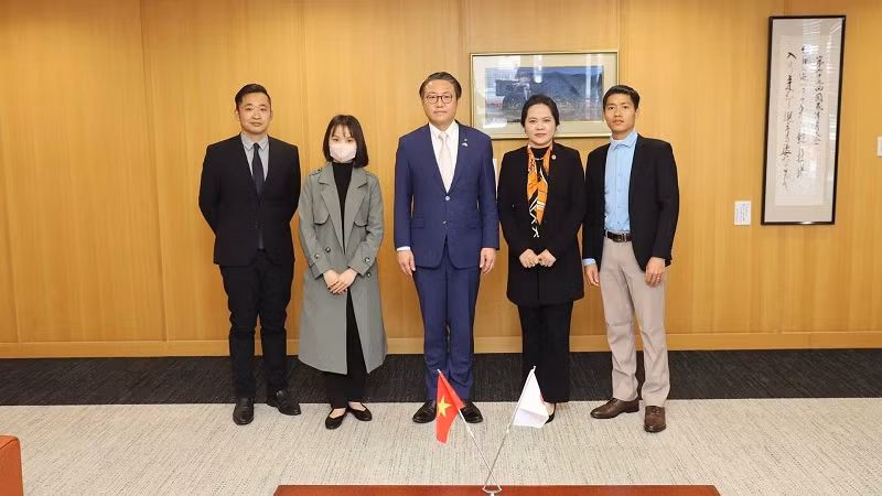 La consule générale du Vietnam à Fukuoka, au Japon, Vu Chi Mai, rencontre le gouverneur de Nagasaki, Oishi Kengo. Photo : baoquocte.
