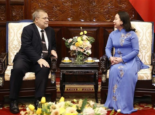 La Présidente par intérim du Vietnam, Vo Thi Anh Xuân, et l'ambassadeur du Brésil, Fernando Apparicio da Silva. Photo : VNA.