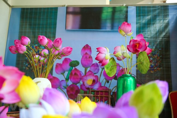 Fleurs de lotus en papier. Photo : VNA.