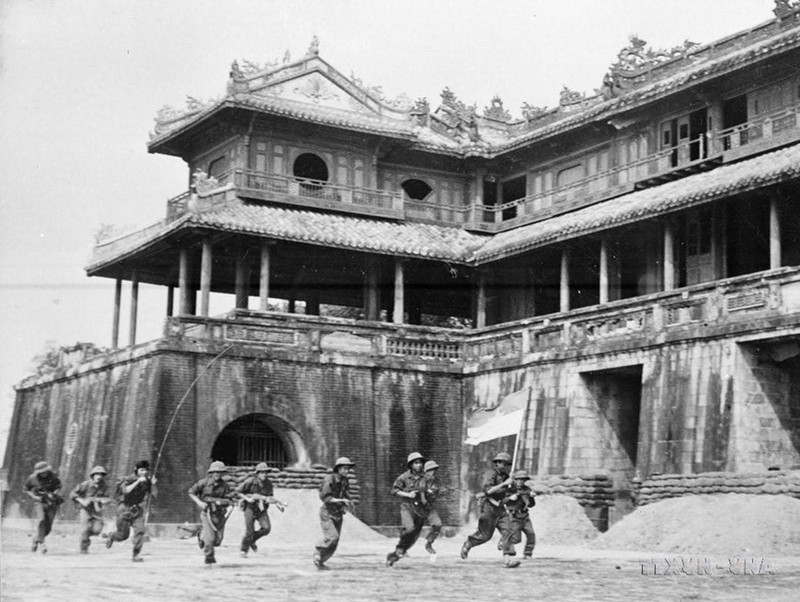 Les troupes de l’Armée de libération du Sud Vietnam entrent à la porte Ngo Mon, à Hue, le 26 mars 1975. Photo : VNA. 
