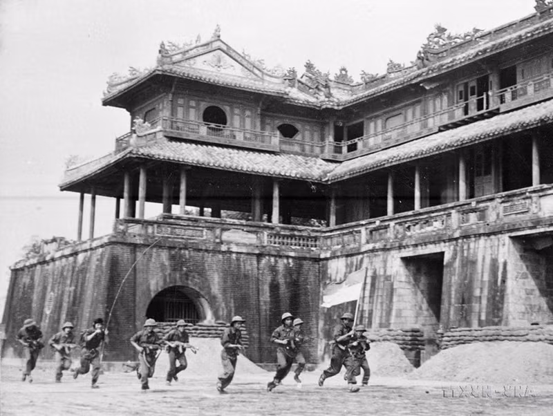 Les troupes de l’Armée de libération du Sud Vietnam entrent à la porte Ngo Mon, à Hue, le 26 mars 1975. Photo : VNA. 