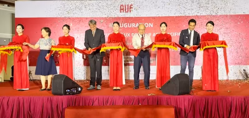Coupe de banderole d’inauguration des nouveaux locaux de l’AUF - Asie-Pacifique situés au sein de la HUST, le 2 avril. 