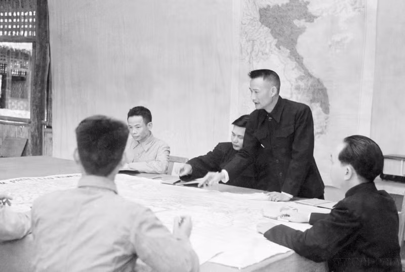 L’État-major général général de l'Armée populaire du Vietnam étudie le plan de bataille de Diên Biên Phu. Photo d'archives : VNA. 