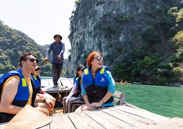 Touristes visitant la baie de Ha Long, patrimoine naturel mondial. Photo : VNA.
