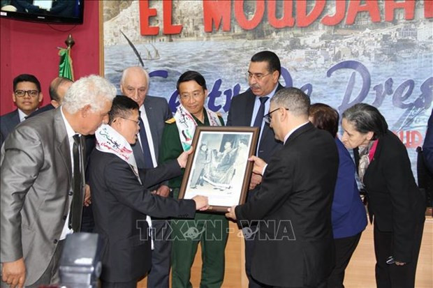 L'ambassadeur du Vietnam en Algérie, Trân Quôc Khanh, remet au directeur général du quotidien El Moudjahid, Brahim Takheroubt, une photo du général Vo Nguyên Giap lors de sa visite en Algérie en 1976. Photo : VNA.