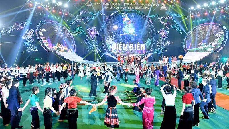 Cérémonie d'ouverture de l'Année nationale du tourisme et le Festival des fleurs de bauhinie 2024 à Diên Biên. 