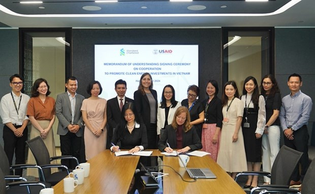 Standard Chartered et l’USAID signent le protocole d'accord . Photo gracieuseté de la banque