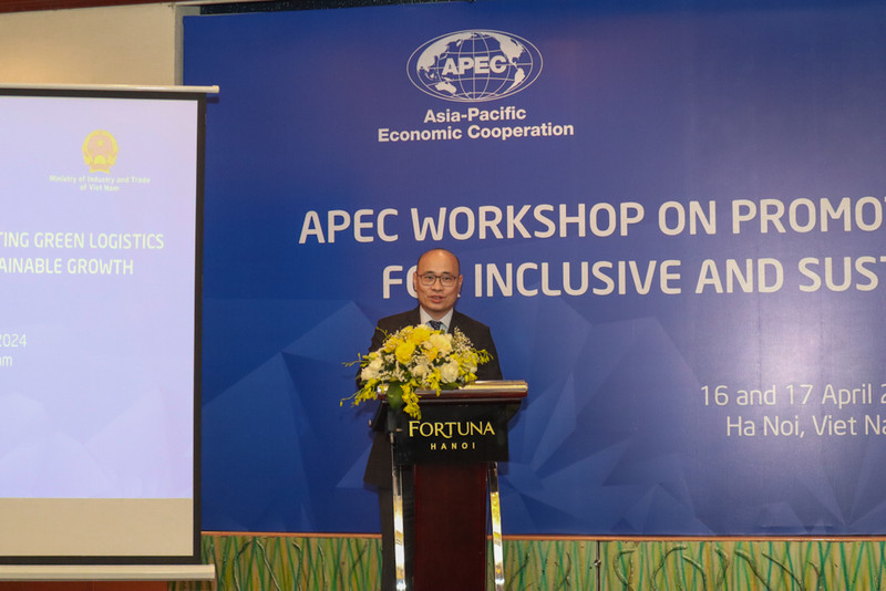 Luong Hoang Thai, chef du Département des politiques commerciales multidimensionnelles du ministère de l’Industrie et du Commerce, prend la parole lors du séminaire. Photo : congthuong.