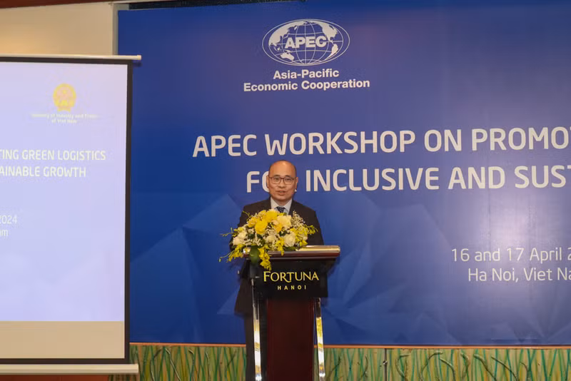 Luong Hoang Thai, chef du Département des politiques commerciales multidimensionnelles du ministère de l’Industrie et du Commerce, prend la parole lors du séminaire. Photo : congthuong.