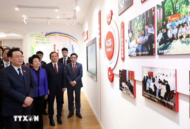 Le Président de l'Assemblée nationale du Vietnam, Vuong Dinh Huê, visite le Gubei Civic Center. Photo : VNA.