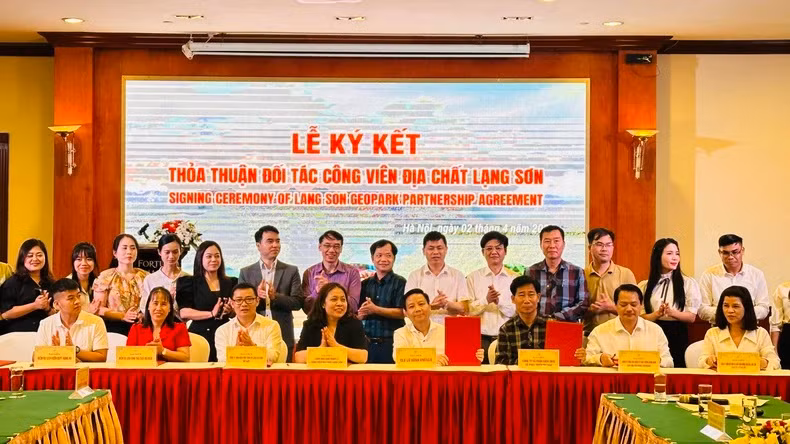 Des représentants des entreprises touristiques et des entreprises de transformation de produits agricoles ont signé un accord de coopération avec le comité de gestion du géoparc de Lang Son. Des représentants des entreprises touristiques et des entreprises de transformation de produits agricoles ont signé un accord de coopération avec le comité de gestion du géoparc de Lang Son.