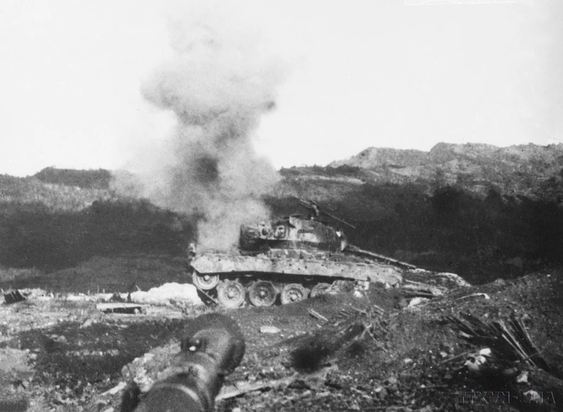Pour protéger l’aérodrome, l’ennemi envoya un char de 18 tonnes pour contre-attaquer mais il fut touché par l’artillerie vietnamienne et prit feu. Photo : VNA.