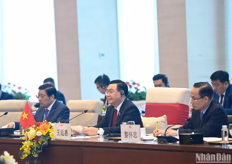 Le Président de l’Assemblée nationale, Vuong Dinh Huê, s’est exprimé lors de la réunion avec le Secrétaire général et Président chinois Xi Jinping, le 13 décembre 2023. Photo : Duy Linh/Journal Nhân Dân.