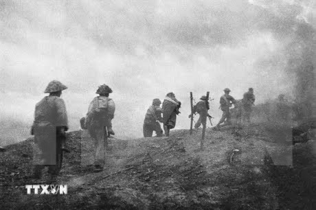Lors de la campagne de Diên Biên Phu, la grande solidarité et la détermination du peuple vietnamien ont été promues au plus haut niveau. Photo d'archives de la VNA.