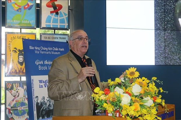 Le professeur Ron Carver. Photo: VNA