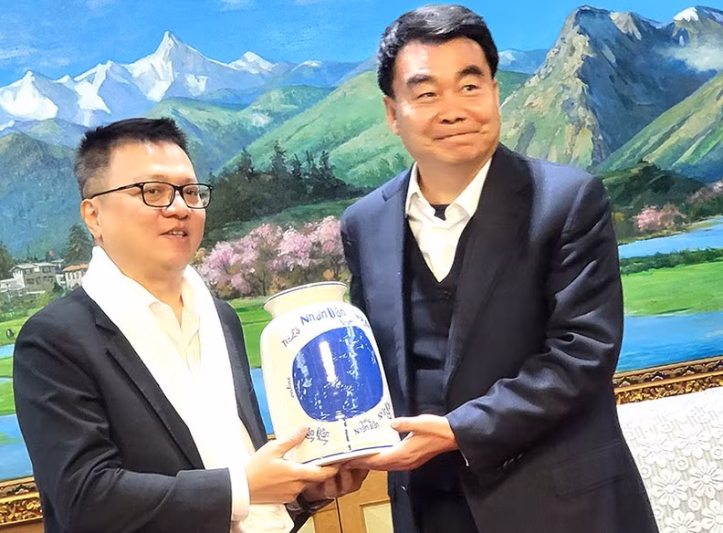 Le rédacteur en chef du journal Nhân Dân a offert des cadeaux au responsable du Tibet, Wang Haizhou.