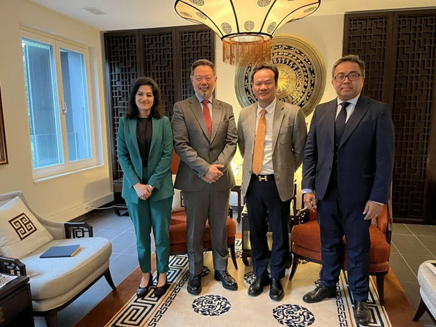 L'ambassadeur Mai Phan Dung, chef de la Mission permanente du Vietnam auprès de l'ONU à Genève et les représentants de l'Organisation mondiale de la Propriété intellectuelle (OMPI). Photo: VNA 