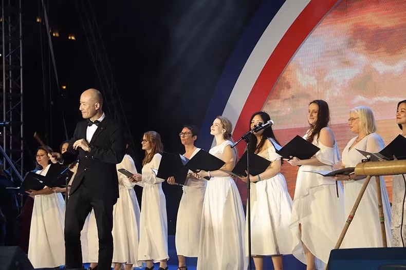 Les artistes ont présenté de nombreuses performances lors de la soirée d’ouverture. Photo : Minh Phuong.