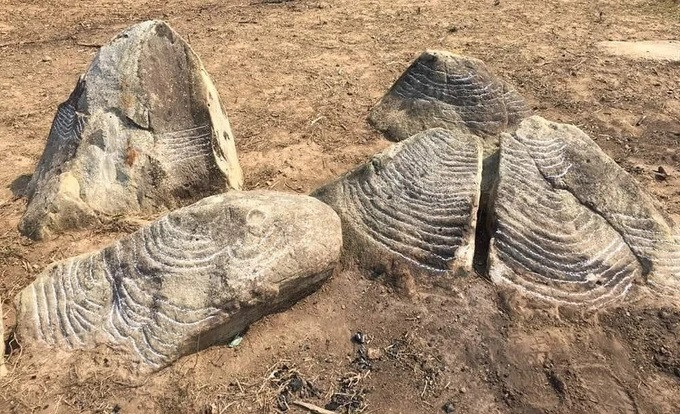 Le thème des champs en terrasses reste dominant sur ces dalles anciennes. Photo : SGGP.