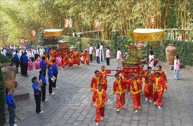 Une procession lors de la cérémonie de commémoration des rois Hùng. Photo : VNA