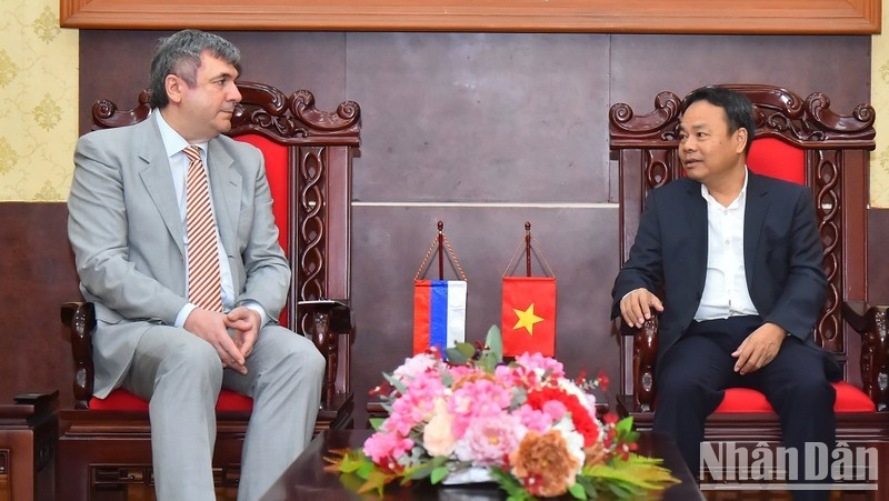 Le rédacteur en chef adjoint du journal, Dinh Nhu Hoan, et le chef adjoint de la Commission des relations extérieures de Saint-Pétersbourg, Kalganov Viacheslav Gennadievich. 