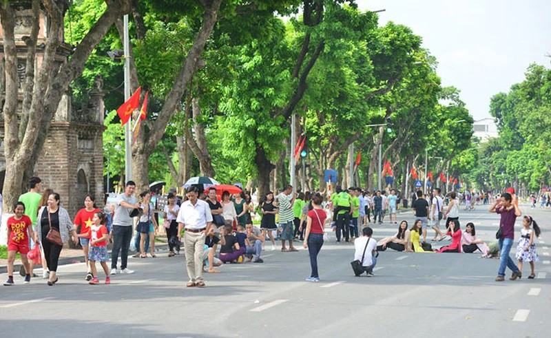 Une rue piétonne autour du lac Hoàn Kiêm. Photo : QDND