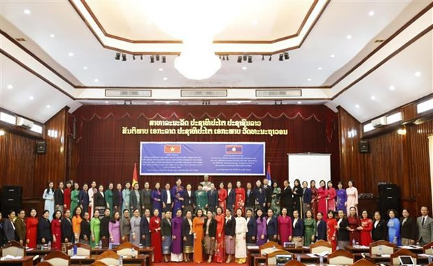 Des députées vietnamiennes et lao lors de l’atelier. Photo : VNA