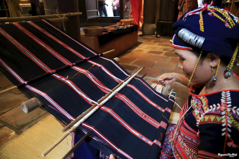 Des artistes du village de brocart de Xi Thoai démontrent les techniques de tissage traditionnelles. Photo : nguoihanoi
