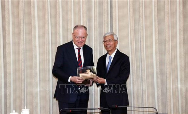 Le vice-président du Comité populaire de Hô Chi Minh-Ville, Vo Van Hoan (droite) et le Premier ministre de la Basse-Saxe, Stephan Weil. Photo : VNA