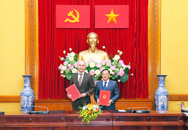 Le vice-ministre Nguyen Van Long et le vice-ministre Gennady Kazakevich ont signé le « Plan de coopération dans la prévention et la lutte contre la criminalité transnationale pour la période 2024-2025 ». Photo : CAND.