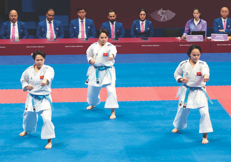 Le trio de kata féminin vietnamien aux ASIAD 19. Photo : VNA 