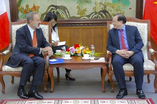Le vice-ministre de la Culture, des Sports et du Tourisme, Ta Quang Dông (à droite), et l'ambassadeur d’Italie au Vietnam, Marco Della Seta. Photo : Toquoc.vn