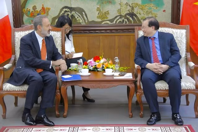 Le vice-ministre de la Culture, des Sports et du Tourisme, Ta Quang Dông (à droite), et l'ambassadeur d’Italie au Vietnam, Marco Della Seta. Photo : Toquoc.vn