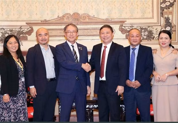  Le vice-président du Comité populaire de Hô Chi Minh-Ville, Duong Anh Duc (3e, gauche) reçoit Masahiro Tatsumisago (3e, droite), directeur de l'Université métropolitaine d'Osaka. Photo: VNA