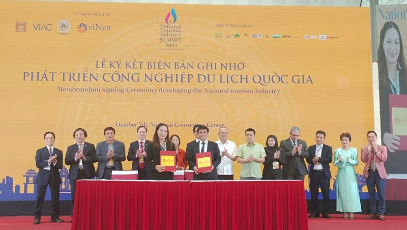 Cérémonie de signature d'un accord de coopération pour développer l'industrie touristique du Vietnam. Photo : kinhtedothi.