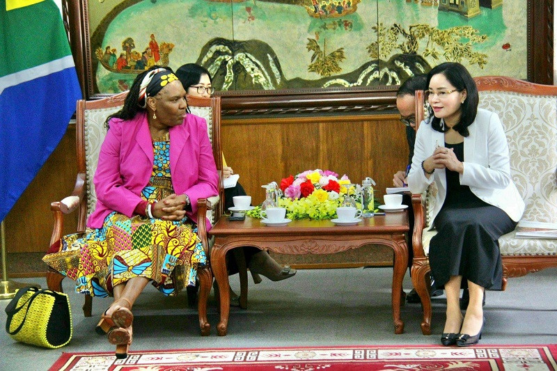 La vice-ministre Trinh Thi Thuy a reçu la vice-ministre des Sports, des Arts et de la Culture d’Afrique du Sud, Nocawe Mafu. Photo : bvhttdl.vn