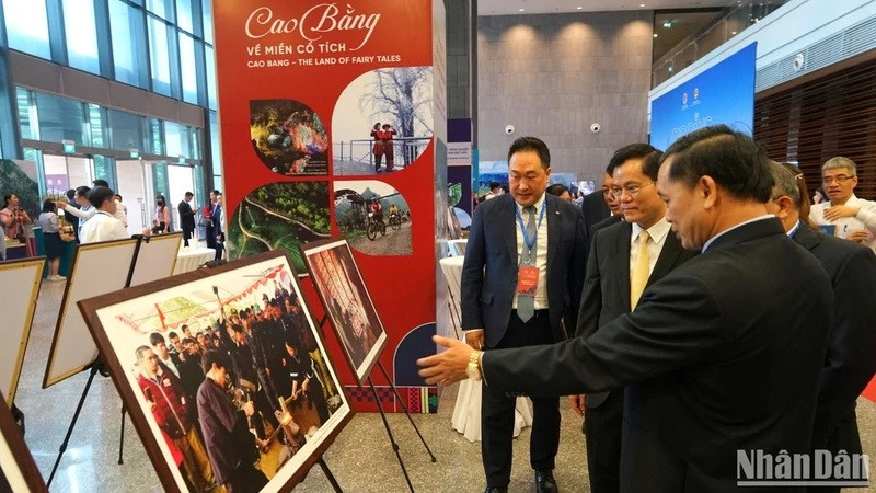 Les délégués ont visité une exposition en marge de la conférence, présentant la beauté naturelle, les gens, ainsi que le potentiel et les avantages de Cao Bang. Photo : Trung Hung/NDEL.